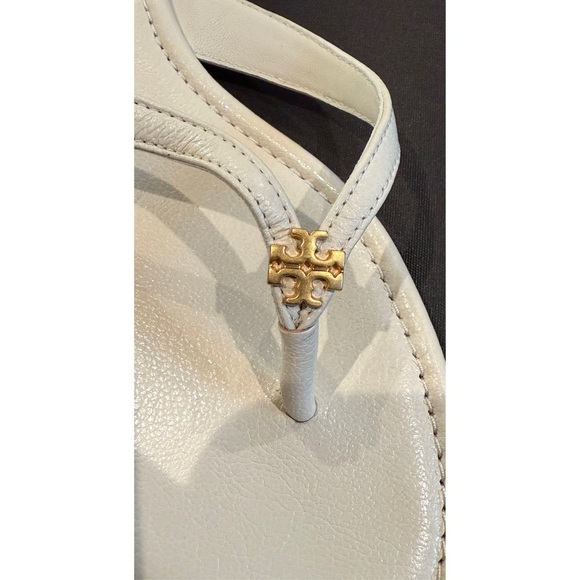 New!! Tory Burch Capri Ivory Mini Medallion Flip Flips - Picture 4 of 6